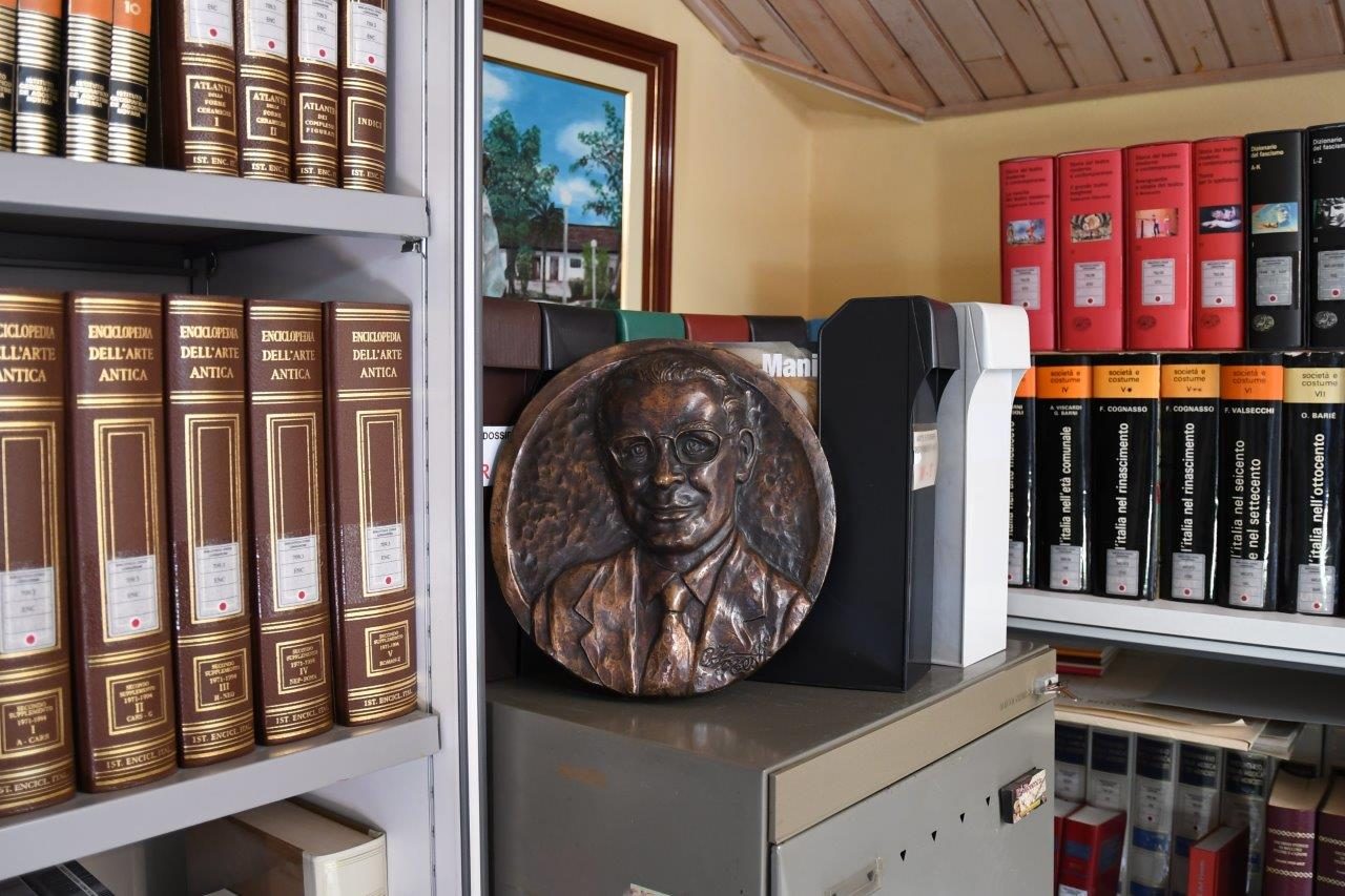 Carlo Pais medallion - 02.jpg